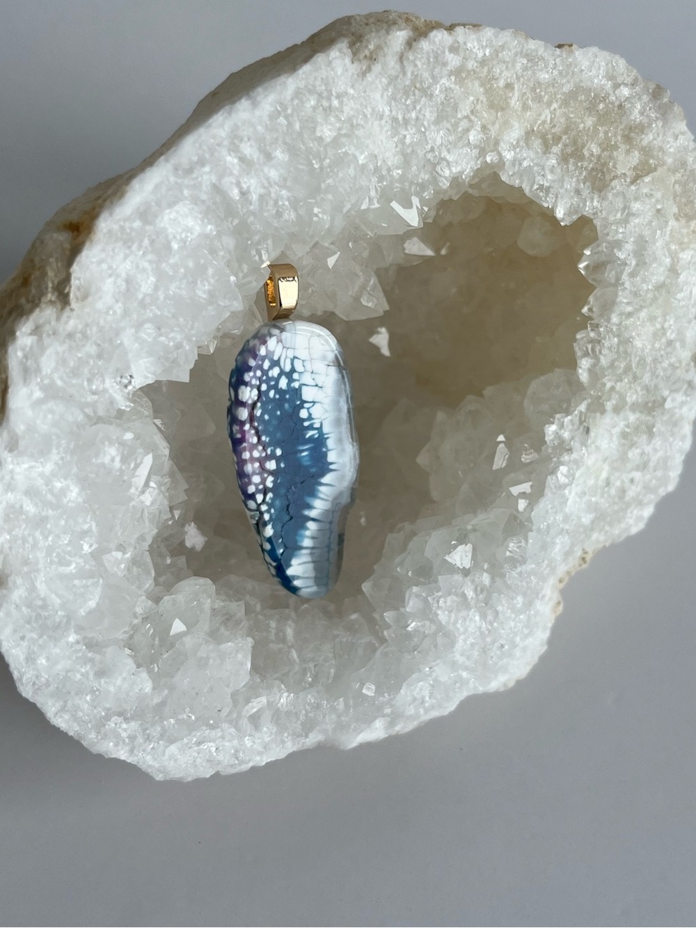 The Illusionist Agate-Style Fluid Art Pendant - Picture 4 of 5